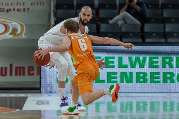 他们凭借坚 他们凭借坚