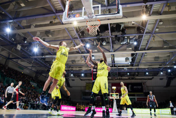 队管理层对 队管理层对